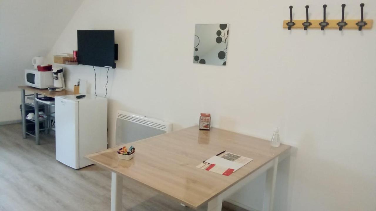 Отель Le Relais De Poste Orbigny Экстерьер фото